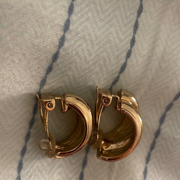 SOLD Vintage gold plated clip on earrings - Picture 9 of 9